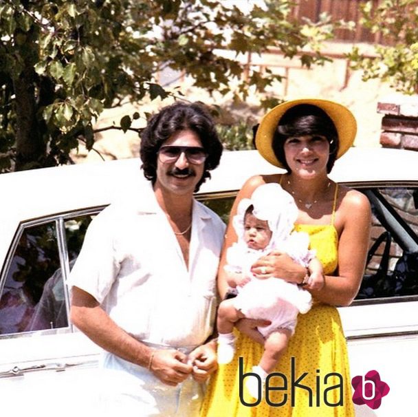 Kourtney Kardashian junto a sus padres Kris y Robert Kardashian