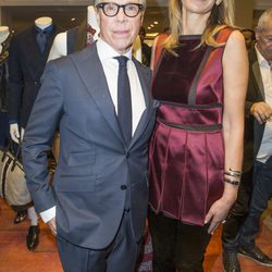 Tommy Hilfiger y Dee Ocleppo en la inauguración de una tienda de Tommy Hilfiger en París