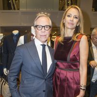 Tommy Hilfiger y Dee Ocleppo en la inauguración de una tienda de Tommy Hilfiger en París