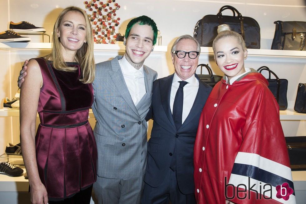 Dee Ocleppo, Ricky Hil, Tommy Hilfiger y Rita Ora en la inauguración de una tienda de Tommy Hilfiger en París