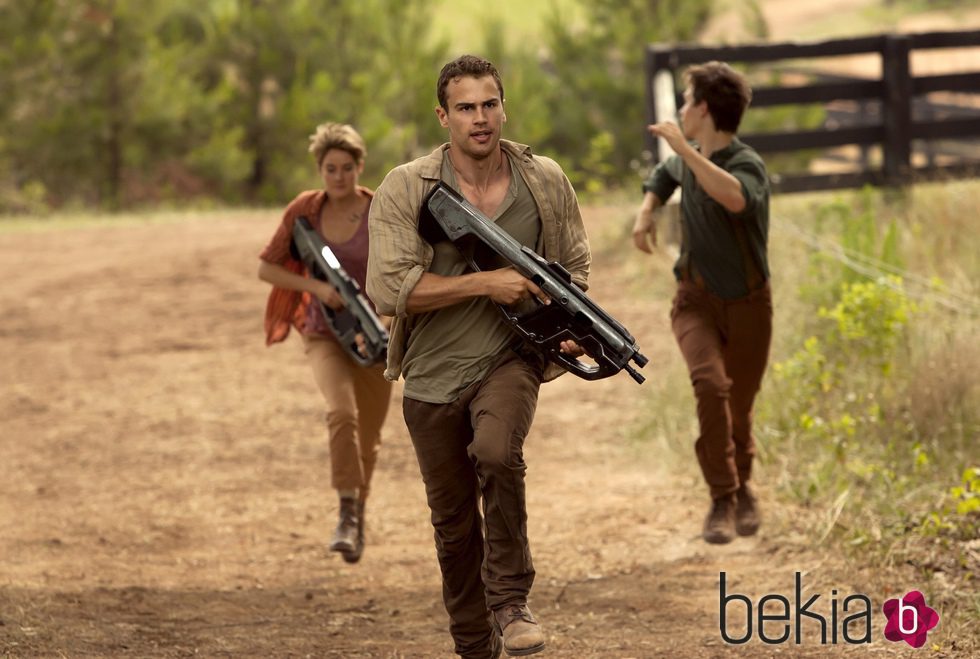 Theo James y Shailene Woodley en 'La serie Divergente: Insurgente'