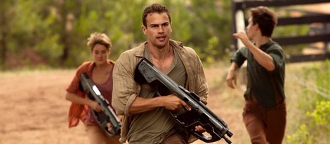 Theo James y Shailene Woodley en 'La serie Divergente: Insurgente'