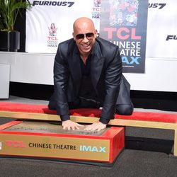 Vin Diesel plasma sus huellas en el Teatro Chino de Los Angeles