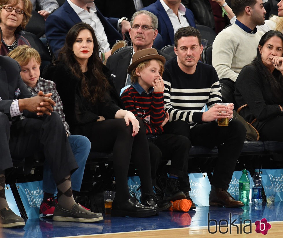 Liv Tyler y David Gardner con sus respectivos hijos