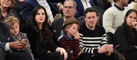 Liv Tyler y David Gardner con sus respectivos hijos