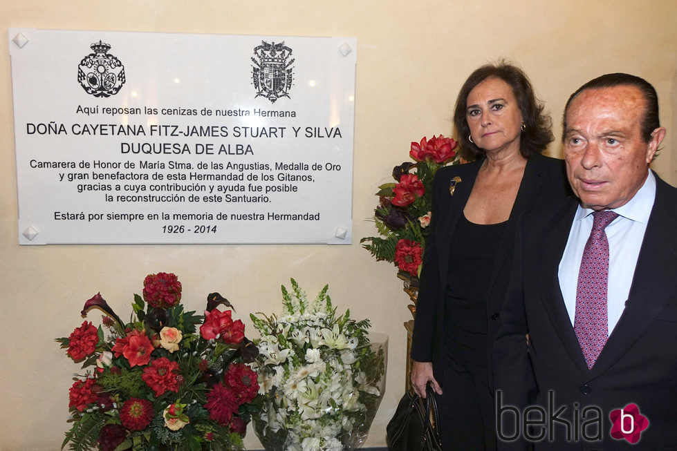 Curro Romero y Carmen Tello acuden a la Iglesia del Cristo de Los Gitanos 