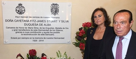 Curro Romero y Carmen Tello acuden a la Iglesia del Cristo de Los Gitanos 