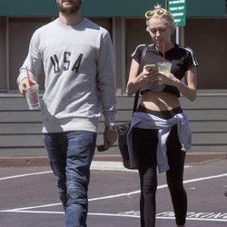 Patrick Schwarzenegger y Miley Cyrus comen en un restaurante de Sherman Oaks