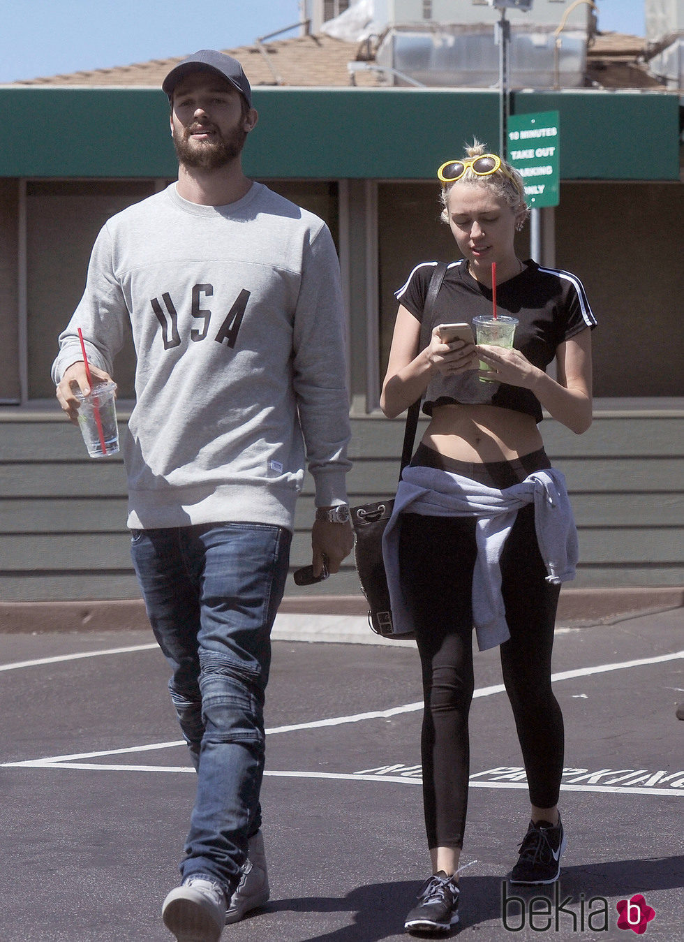 Patrick Schwarzenegger y Miley Cyrus comen en un restaurante de Sherman Oaks