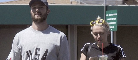 Patrick Schwarzenegger y Miley Cyrus comen en un restaurante de Sherman Oaks