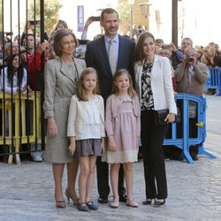 La Familia Real posa antes de entrar en la Misa de Pascua en Palma de Mallorca