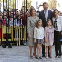 La Familia Real posa antes de entrar en la Misa de Pascua en Palma de Mallorca