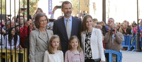 La Familia Real posa antes de entrar en la Misa de Pascua en Palma de Mallorca