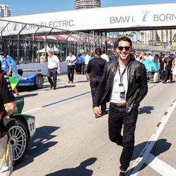 Miguel Ángel Silvestre en la carrera de Fórmula E en Long Beach, California