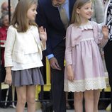 La Princesa Leonor y la Infanta Sofía saludando en la Misa de Pascua 2015