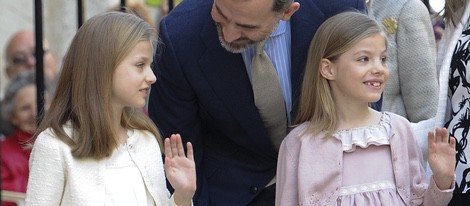 La Princesa Leonor y la Infanta Sofía saludando en la Misa de Pascua 2015