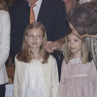 La Reina Sofía acariciando a la Princesa Leonor y la Infanta Sofía en la Misa de Pascua 2015