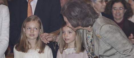 La Reina Sofía acariciando a la Princesa Leonor y la Infanta Sofía en la Misa de Pascua 2015