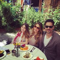 Sofía Vergara y Joe Manganiello celebrando su primer Día de Pascua con su sobrina Claudia