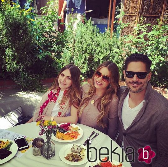 Sofía Vergara y Joe Manganiello celebrando su primer Día de Pascua con su sobrina Claudia