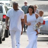 Kim Kardashian con Kanye West y North West vistiendo de blanco con motivo de la Misa de Pascua 2015