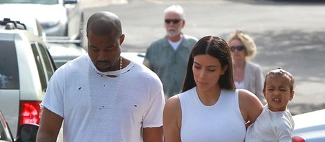 Kim Kardashian con Kanye West y North West vistiendo de blanco con motivo de la Misa de Pascua 2015