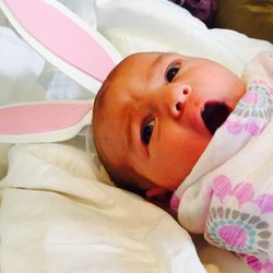 Scarlett May, hija de Molly Sims con unas orejas de conejo por el Día de Pascua 2015