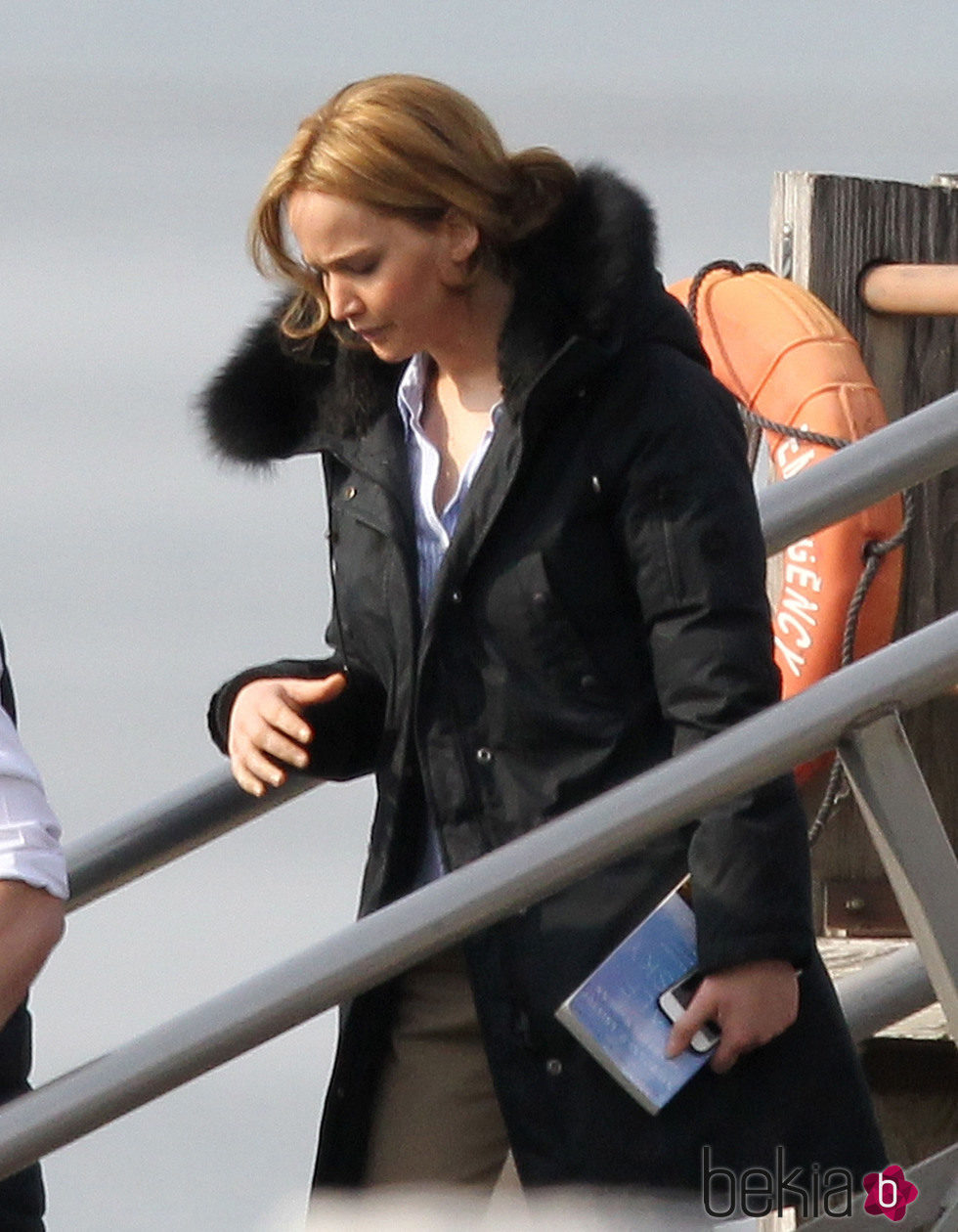 Jennifer Lawrence bajando de un barco en el rodaje de la película 'Joy'