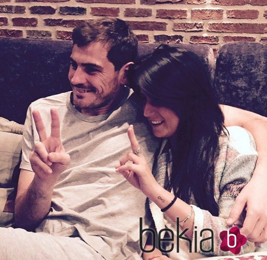 Iker Casillas y su cuñada Irene Carbonero viendo 'La Voz'