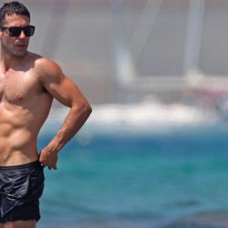 Miguel Ángel Silvestre luce cuerpo en bañador