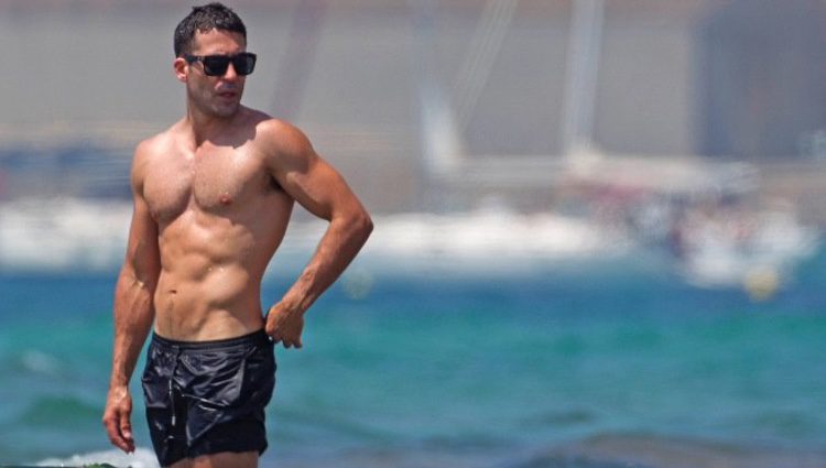 Miguel Ángel Silvestre luce cuerpo en bañador