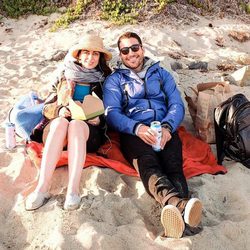 Miguel Ángel Silvestre celebra su 33 cumpleaños con una amiga en Topanga Beach