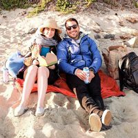 Miguel Ángel Silvestre celebra su 33 cumpleaños con una amiga en Topanga Beach