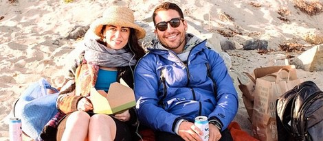 Miguel Ángel Silvestre celebra su 33 cumpleaños con una amiga en Topanga Beach