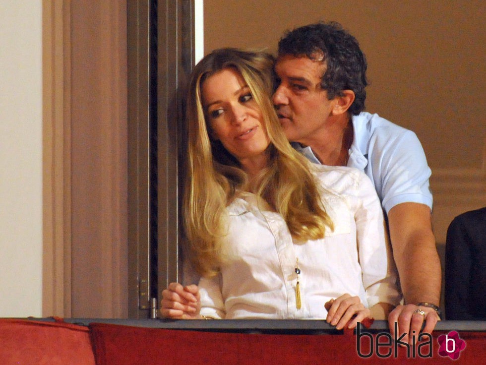 Antonio Banderas y Nicole Kimpel viendo las procesiones de Semana Santa de Málaga