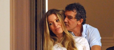 Antonio Banderas y Nicole Kimpel viendo las procesiones de Semana Santa de Málaga