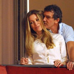 Antonio Banderas y Nicole Kimpel viendo las procesiones de Semana Santa de Málaga