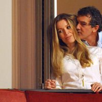 Antonio Banderas y Nicole Kimpel viendo las procesiones de Semana Santa de Málaga