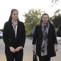 Cristina de Borbón-Dos Sicilias y Pedro López Quesada con su hija en la capilla ardiente de Kardam de Bulgaria