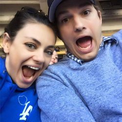 Mila Kunis y Ashton Kutcher con unos amigos viendo un partido de baseball