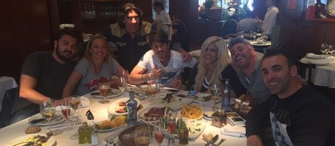 Belén Esteban, Miguel, Ylenia, Fede, Toño Sanchís y Leo Millares comiendo juntos