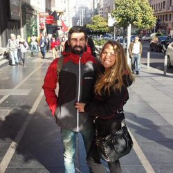 Yoli y Jonathan, de 'GH 15', en la Gran Vía madrileña