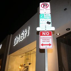 Cartel que prohíbe aparcar al clan Kardashian en la puerta de su tienda Dash de Los Angeles