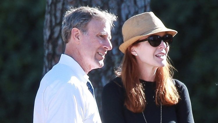 Marcia Cross y su marido Tom Mahoney en un partido de su hija