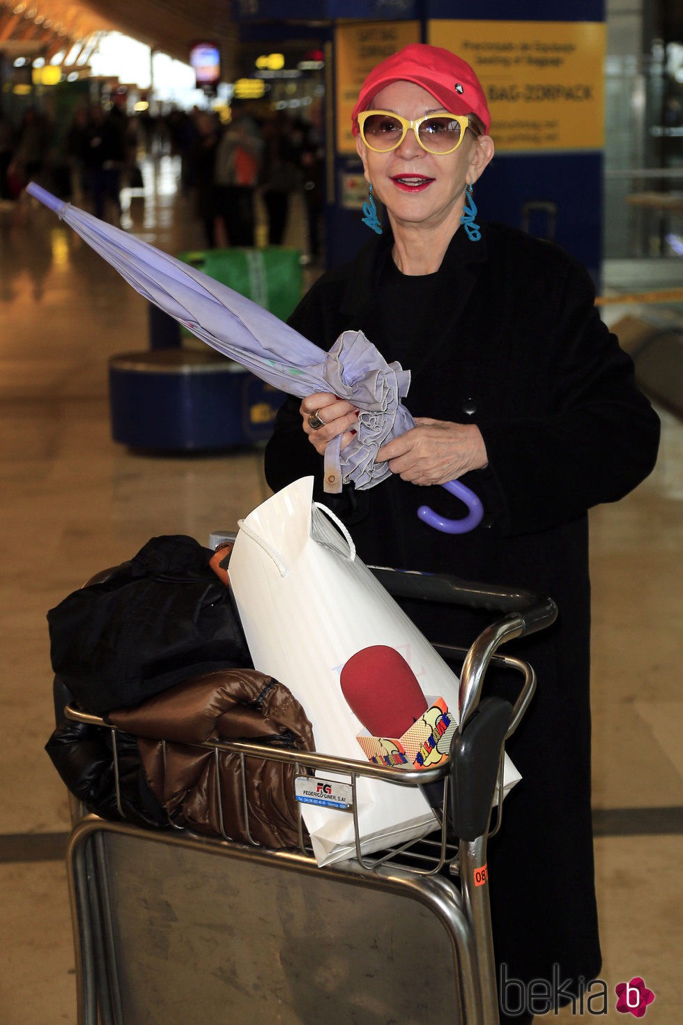 Karmele Marchante en el aeropuerto de Madrid despidiendo a los 'Supervivientes 2015'