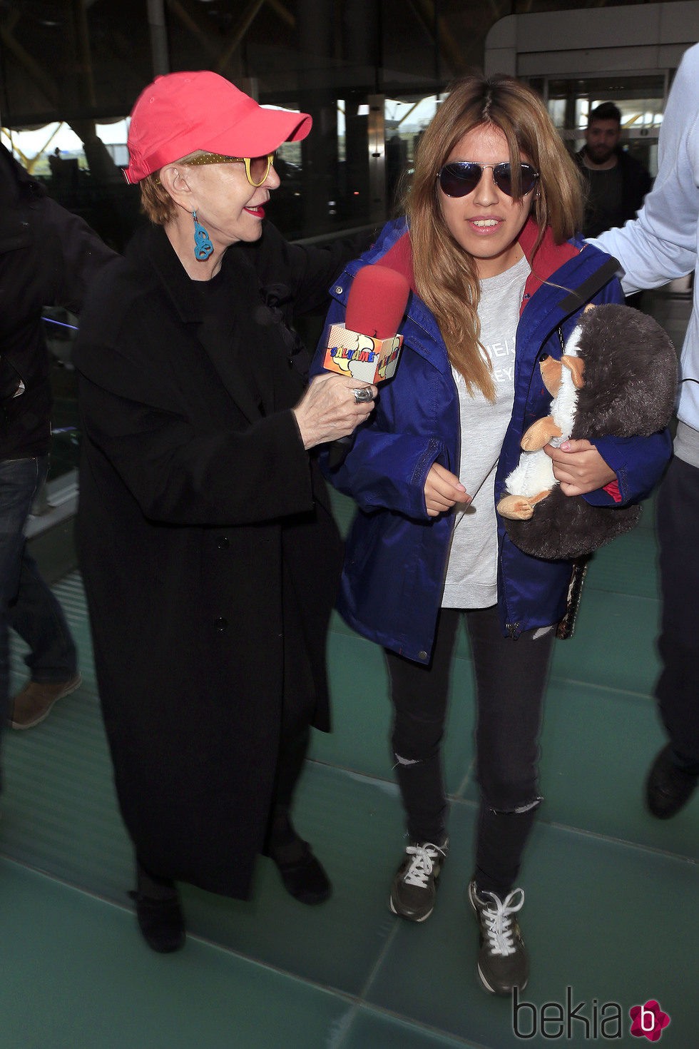 Karmele Marchante entrevistando a Chabelita Pantoja en el aeropuerto de Madrid para irse a 'Supervivientes 2015'