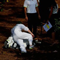 Niall Horan tropieza al hacer de caddie en un torneo de golf