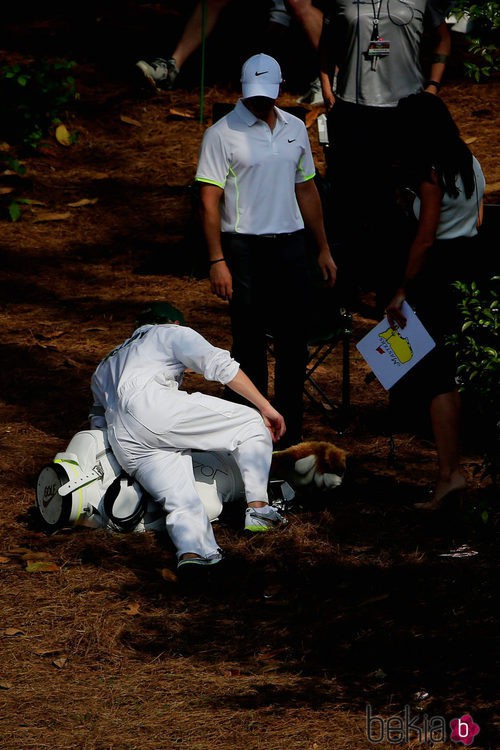 Niall Horan tropieza al hacer de caddie en un torneo de golf