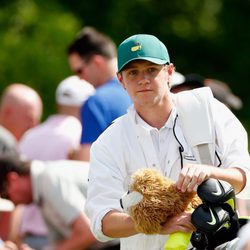 Niall Horan haciendo de caddie para Rory Mcllroy