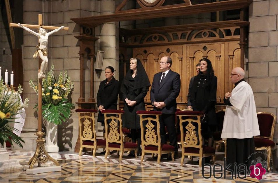 Estefanía, Charlene, Alberto y Carolina de Mónaco en la misa por el décimo aniversario de la muerte del Príncipe Rainiero